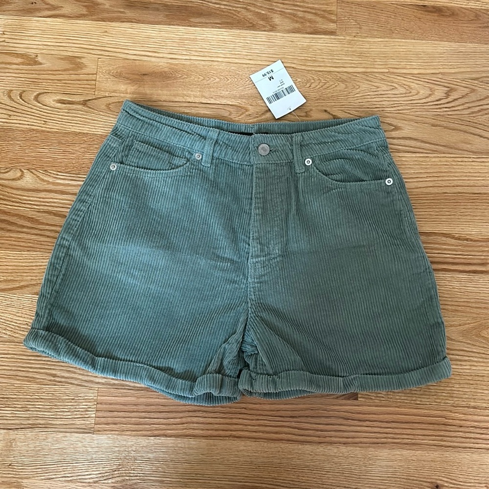 Forever 21 NWT corduroy sage green M shorts
